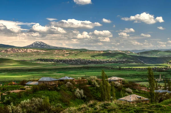 Uzaktaki Teghenik Köyü Armeni Dağlarından Gelen Cumulus Bulutlarıyla Bahar Mavi — Stok fotoğraf