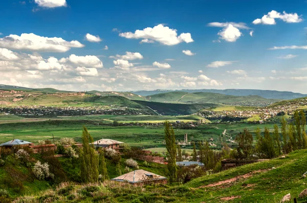 Armeni Nin Kotayk Ilçesindeki Dağlarla Çevrili Vadide Uzanan Mavi Bahar — Stok fotoğraf