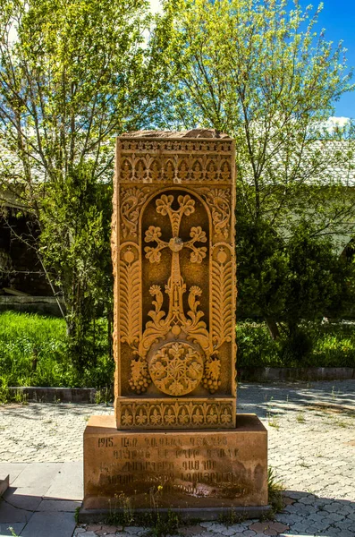 花のパターンとアルメニアの村Tegenikの聖殉教者の寺院の公園で永遠のシンボルを持つ赤い石のKhachkar — ストック写真