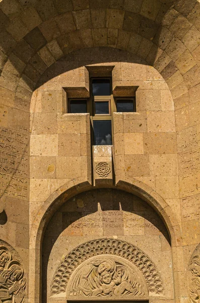 Παράθυρο Μορφή Σταυρού Στην Πρόσοψη Της Εκκλησίας Των Αγίων Μαρτύρων — Φωτογραφία Αρχείου
