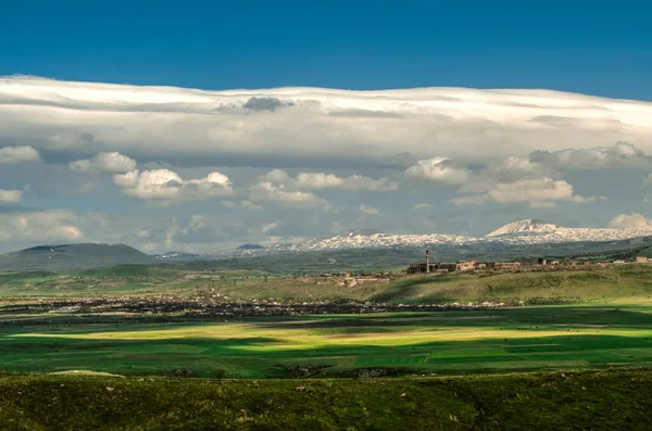 Een Enorme Turbulente Wolk Met Cumulus Wolken Hing Blauwe Lucht — Stockfoto