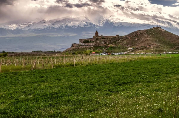 Widok Twierdzy Khor Virap Skalistym Wzgórzu Dolinie Ararat Tle Chmur — Zdjęcie stockowe