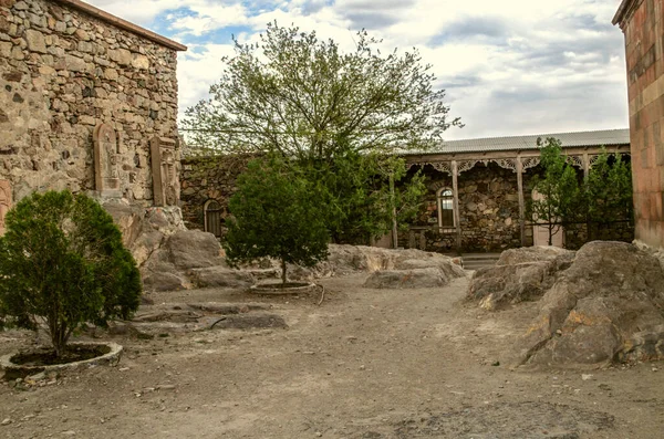 Ortaçağ Kalesi Khor Virap Avlusunda Yaşam Alanları Duvarın Yanında Haçkarlar — Stok fotoğraf
