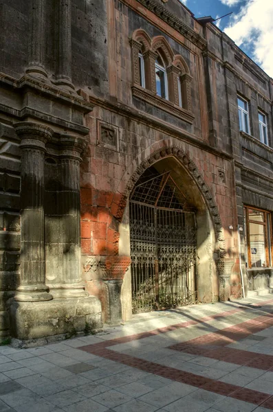 Una Stretta Casa Due Piani Tufo Rosso Con Finestre Ovali — Foto Stock