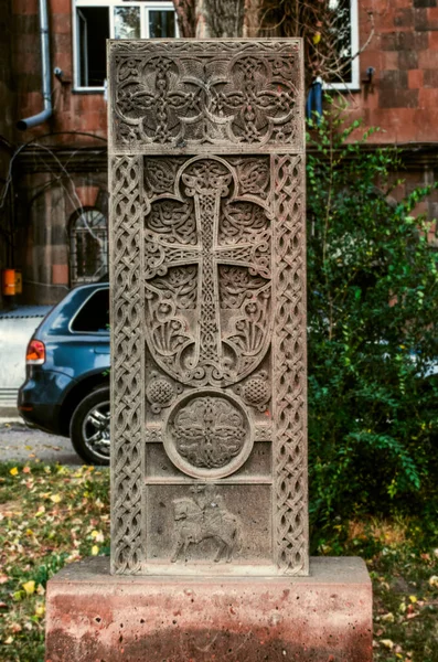 Khachkar Pedra Cinza Com Arco Figurado Sobre Cruz Uma Figura — Fotografia de Stock