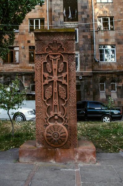 Khachkar Openwork Feito Tufo Vermelho Com Arco Figurado Sobre Cruz — Fotografia de Stock