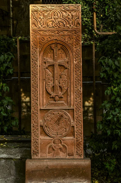 Tufo Vermelho Khachkar Com Padrão Floral Sobre Arco Com Uma — Fotografia de Stock