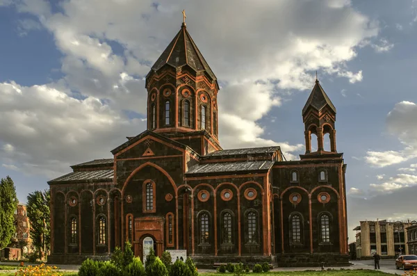 Szent Megváltó Amenaprkich Templomának Homlokzata Vörös Boltívekkel Fekete Szíjjal Esti — Stock Fotó