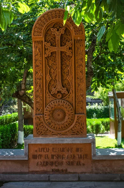 Kámen Khachkar Červeného Chocholu Oválným Obloukem Nad Křížem Prolamovaným Ornamentem — Stock fotografie