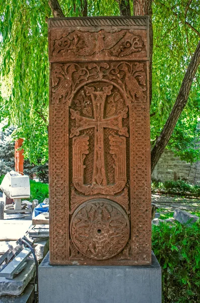 中世のカチャカルは エレバンの Zoravor 教会の公園に絡み合った植物の輪を持つ鳩の彫刻装飾品やフィギュアで覆われていました — ストック写真