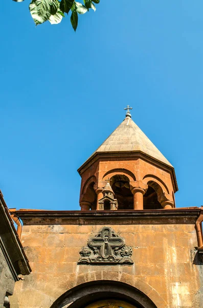 俯瞰叶里温圣母教堂中世纪教堂 佐罗弗尔 入口上方屋顶上的钟楼伞形圆顶 雕像十字架 微型教堂 — 图库照片