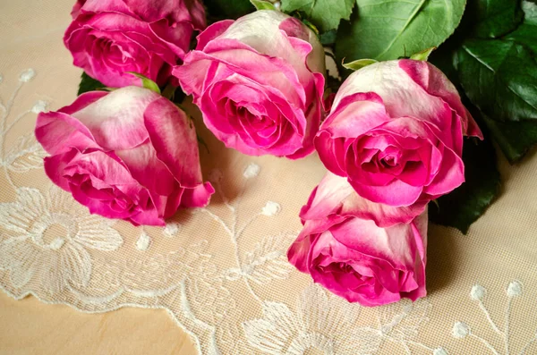 Gestickter Durchbrochener Stoff Mit Einem Strauß Prachtvoller Rosen Mit Blütenblättern — Stockfoto