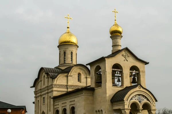 Cupole Oro Con Croci Sulla Chiesa Ortodossa Della Croce Vivificante — Foto Stock