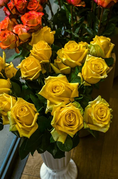 Piękny Bukiet Dużymi Żółtymi Różami Białej Doniczce Przy Oknie Sklepie — Zdjęcie stockowe