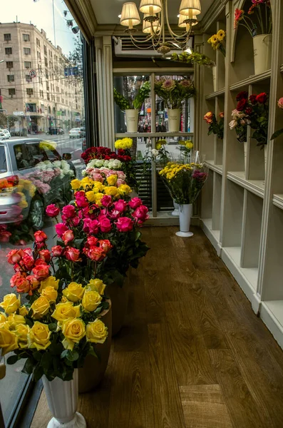 Kleiner Laden Der Stadt Mit Schönen Lebendigen Sträußen Heller Rosen — Stockfoto