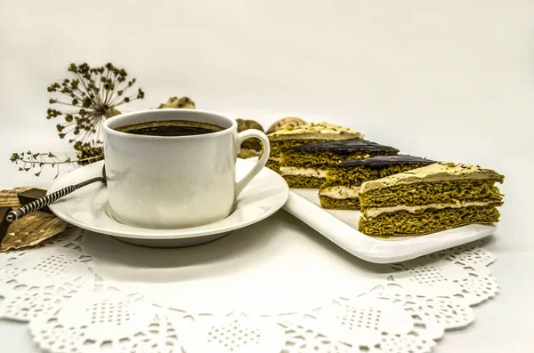 Kuchenstücke Und Schwarzer Kaffee Einer Weißen Tasse Mit Einem Silberlöffel — Stockfoto