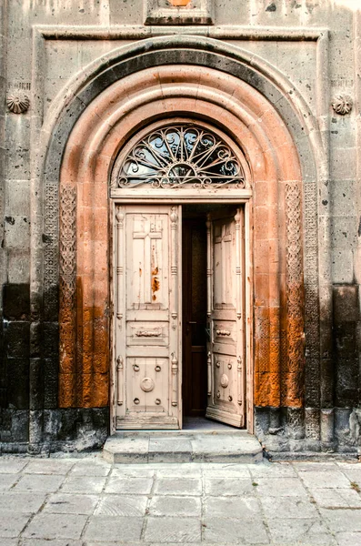 Деревянная Дверь Овальным Стеклянным Окном Покрытым Железными Коваными Решетками Обрамленная — стоковое фото