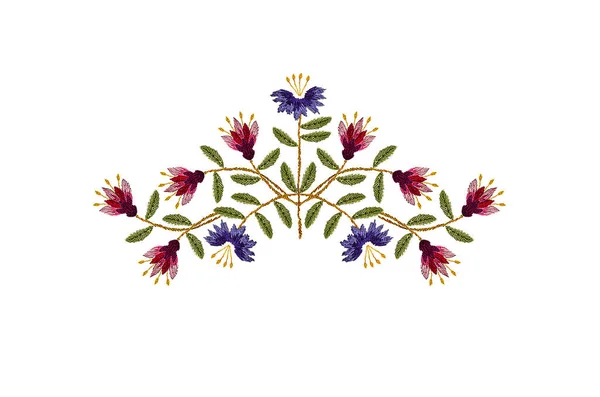 白を基調としたピンク マルーンのカーネーションや緑の葉を持つ紫のカーネーションの繊細な花束の刺繍のためのパターン — ストック写真