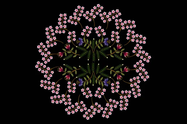刺绣白粉花和心形松枝粉红紫康乃馨花束的黑色背景 — 图库照片