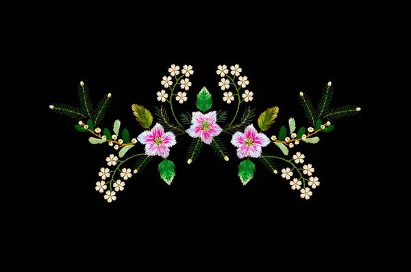 花束绣花图案 松树枝条 草莓叶分枝 中心为黑色背纹的粉红康乃馨 — 图库照片