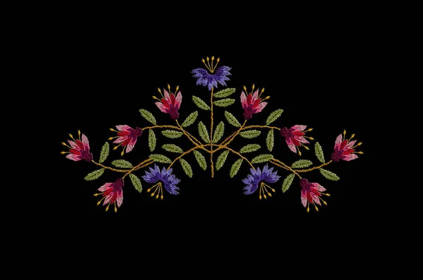 ピンク色の丸みを帯びたカーネーションの繊細な花束や 黒を基調とした緑の葉を持つ紫色のカーネーションの刺繍のパターン — ストック写真