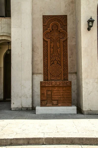 石彫の十字架と孔雀 植物模様 ザクロ ブドウ テヘランの聖サルキス大聖堂については 壁の左側に設置されたサークル装飾 — ストック写真