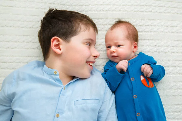 Lindo chico y niña recién nacida. Niño pequeño conociendo nuevo hermano . —  Fotos de Stock