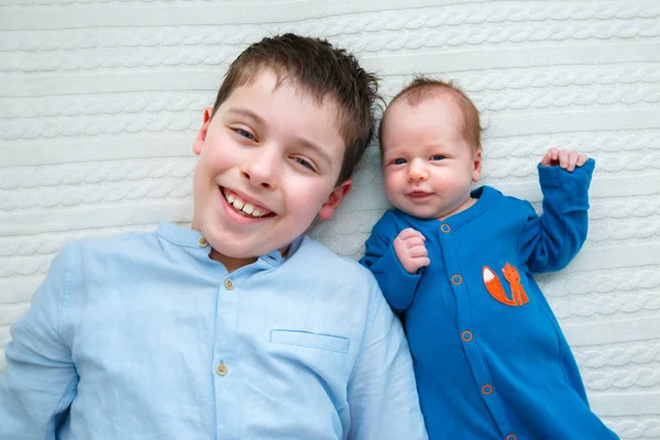 Söt pojke och nyfödda baby flicka. Toddler kid möte nya syskon. — Stockfoto