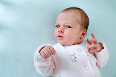 Duygusal bebek beşiğinde yatan