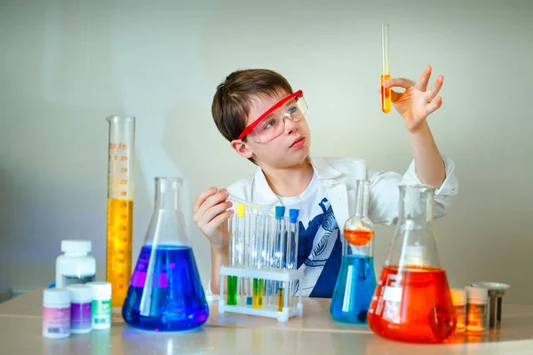 かわいい男の子が実験室で理科実験を作っています。 — ストック写真
