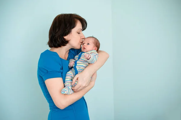 Concepto de maternidad de felicidad. Mamá y bebé . —  Fotos de Stock