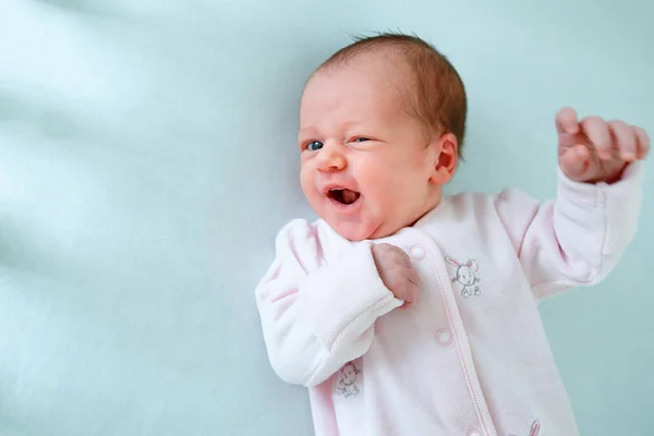 Bonito menina de duas semanas de idade no berço — Fotografia de Stock