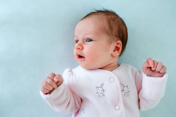 Bebé emocional acostado en la cuna —  Fotos de Stock