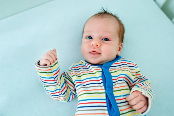 Niedliches zwei Wochen altes Mädchen in der Wiege — Stockfoto