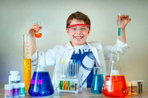 Lindo chico está haciendo experimentos científicos en un laboratorio —  Fotos de Stock