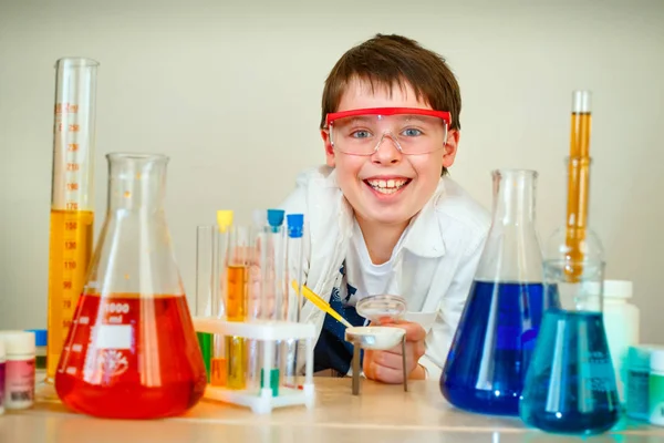 Roztomilý chlapec dělá vědecké experimenty v laboratoři — Stock fotografie