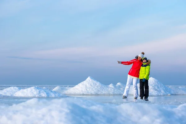 Молодая мать и ее сын на ледяном пляже — стоковое фото