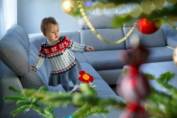 Adorable petite fille dans sa maison familiale la veille de Noël. Arbre de Noël décoré — Photo