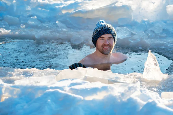 寒中水泳。氷穴に勇敢な男 — ストック写真