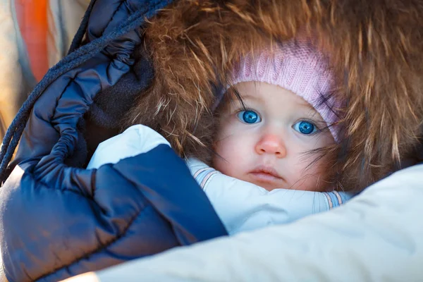 Közelkép a édes újszülött lány téli borítékba csomagolva portréja — Stock Fotó