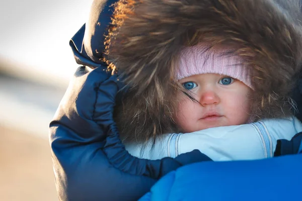 Gros plan portrait de douce fille nouveau-né enveloppé dans une enveloppe d'hiver — Photo