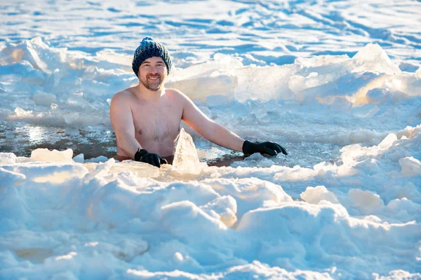 Зимнее плавание. Храбрый человек в ледяной яме — стоковое фото