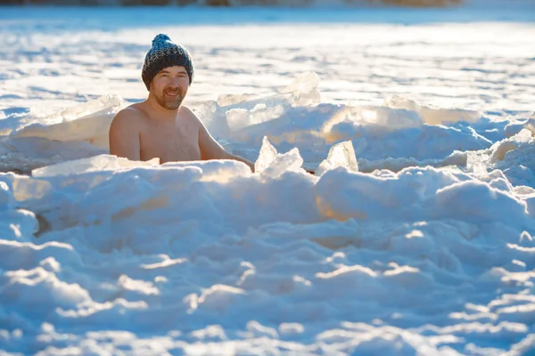 Yüzme kış. Bir buz deliğe cesur adam — Stok fotoğraf