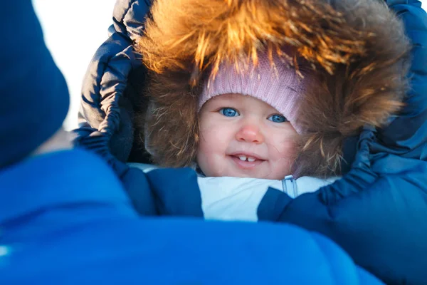 甘い冬のエンベロープに包まれた新生児女の子の肖像画を間近します。 — ストック写真