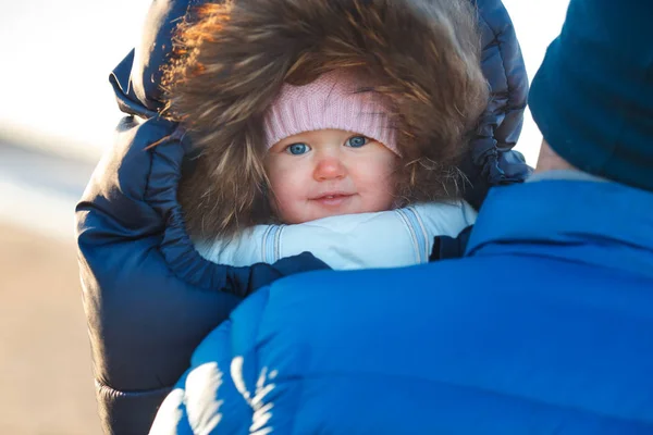 Portret słodkie noworodka dziewczynka zapakowane w koperty zima z bliska — Zdjęcie stockowe
