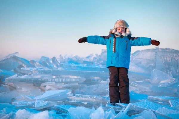 Cute little boy outdoors playing on winter beach — Stock Photo, Image