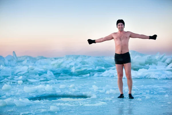 Man is going to swimm in an ice-hole — Stock Photo, Image