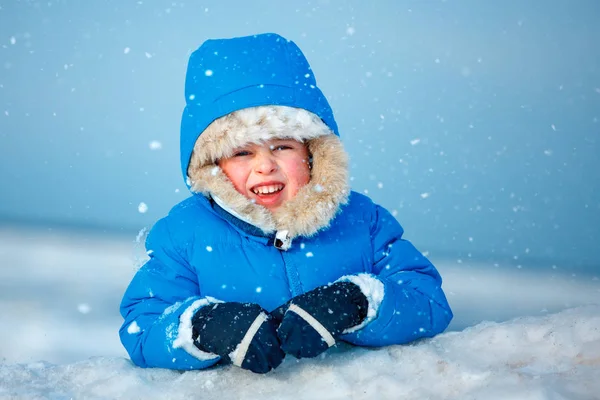 Schattige kleine jongen buiten spelen op winter strand — Stockfoto