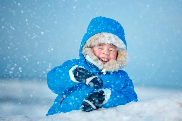 Cute little boy outdoors playing on winter beach — Stock Photo, Image