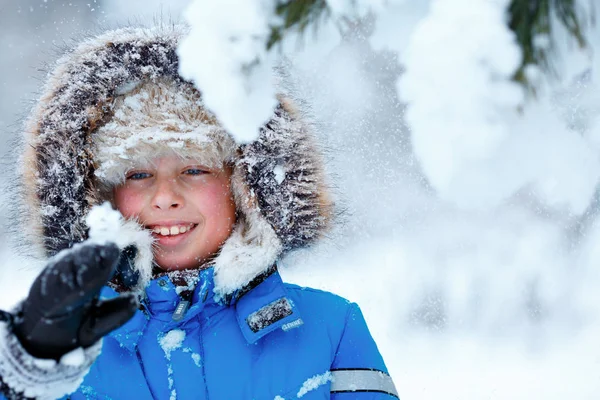 Carino bambino che indossa vestiti caldi che giocano sulla foresta invernale — Foto Stock